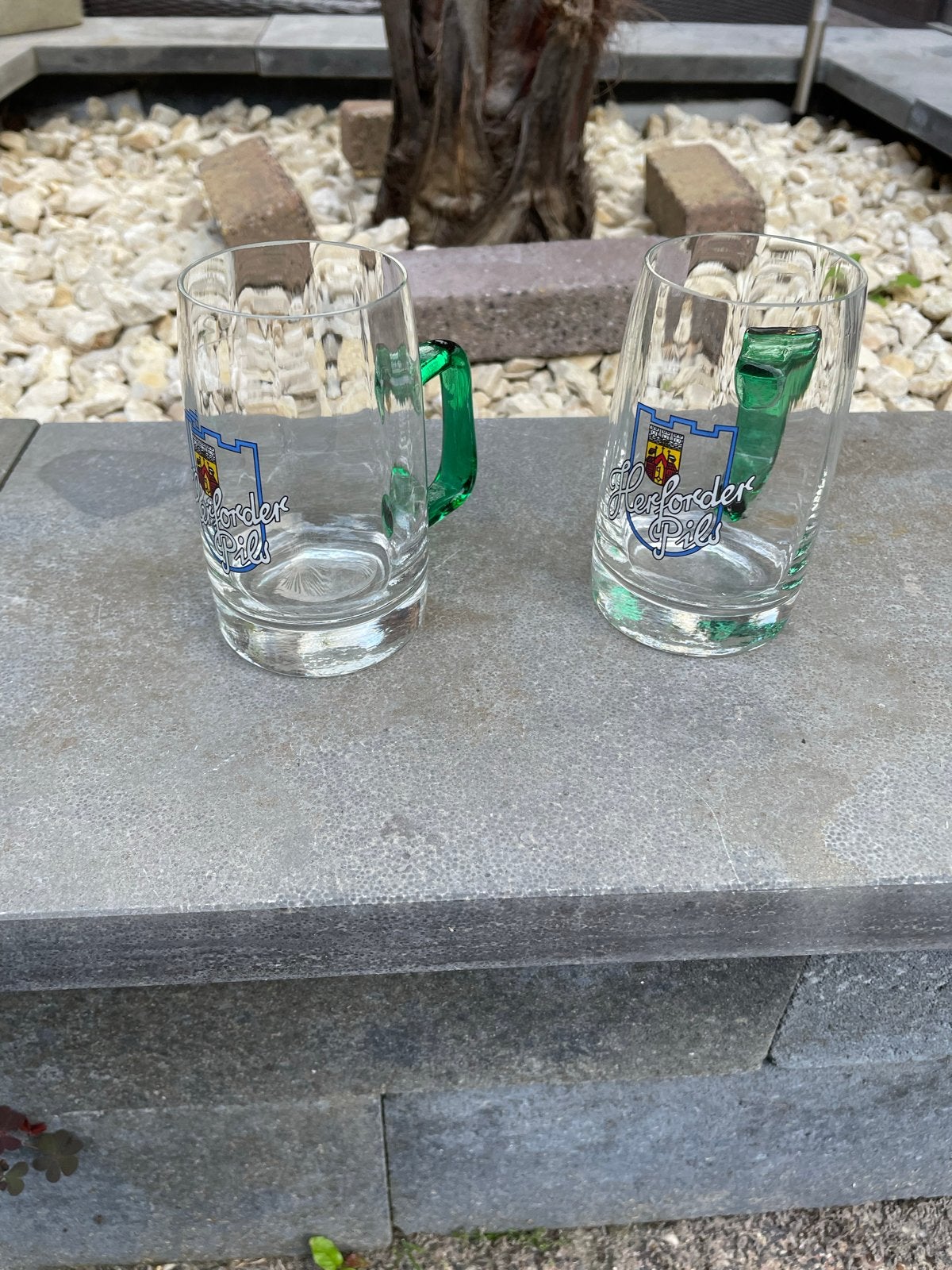 2 Herforder Pils bierpullen met groen handvat, Ophalen of Verzenden, Gebruikt