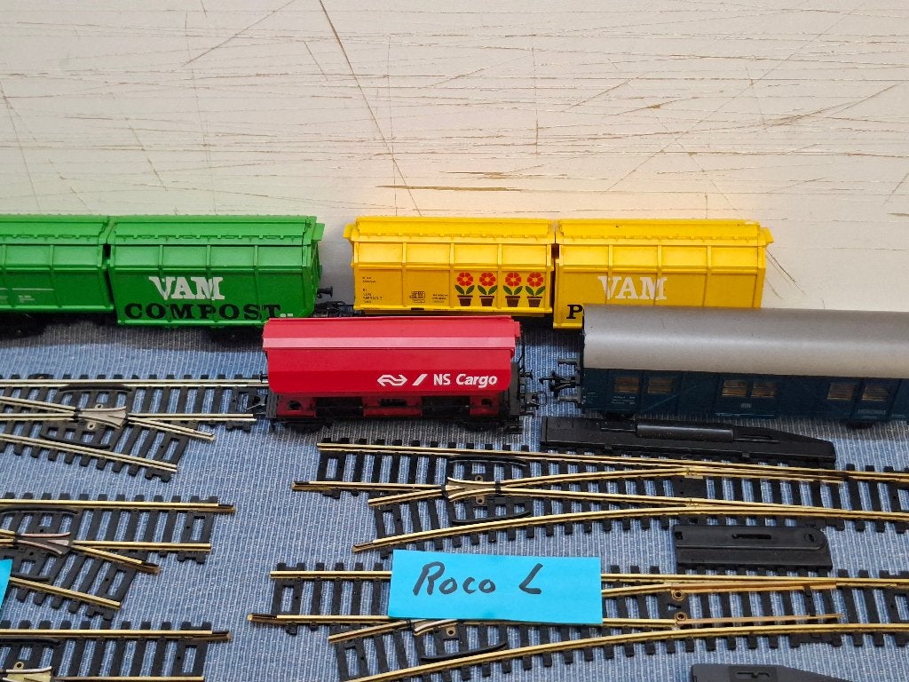 ROCO WISSELS  RECHTE RAILS EN 4 WAGONS, Gelijkstroom, Wagon, Ophalen of Verzenden, Zo goed als nieuw