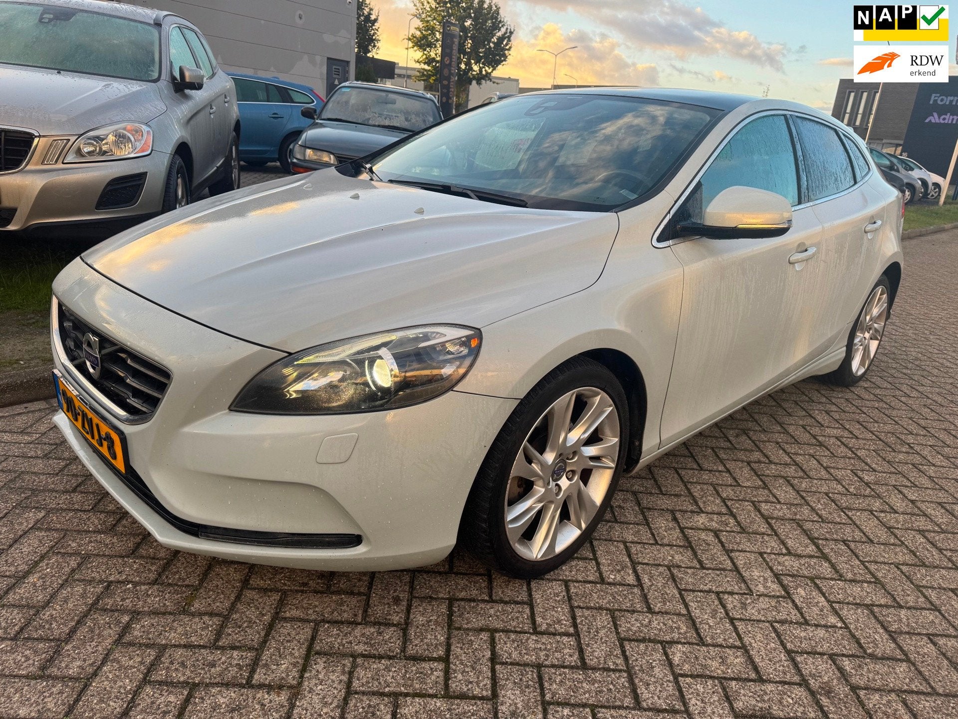 Volvo V40 1.6 T4 Summum leer, Panorama, Garantie, Auto's, Gebruikt, Zwart, 4 cilinders, 700 kg