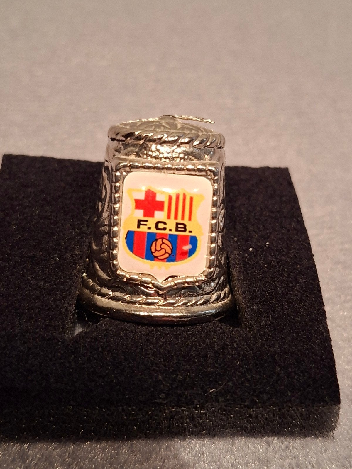 Vingerhoedje voetbal FC BARCELONA ( metaal ), Overige materialen, Reliëf, Ophalen of Verzenden, Zo goed als nieuw