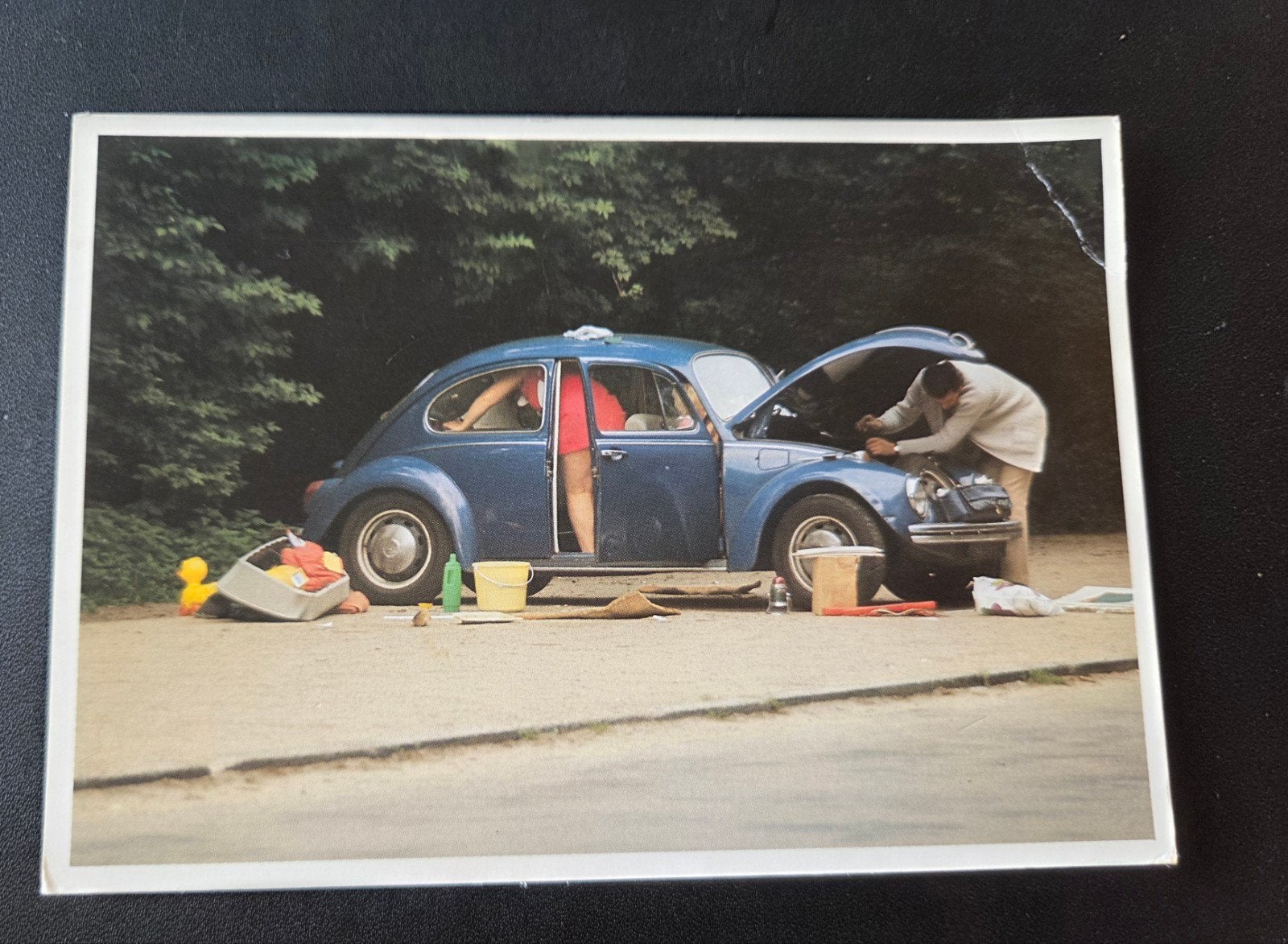 Vintage Ansichtkaart Kever met pech, Verzenden, 1980 tot heden, Gelopen, Voertuig