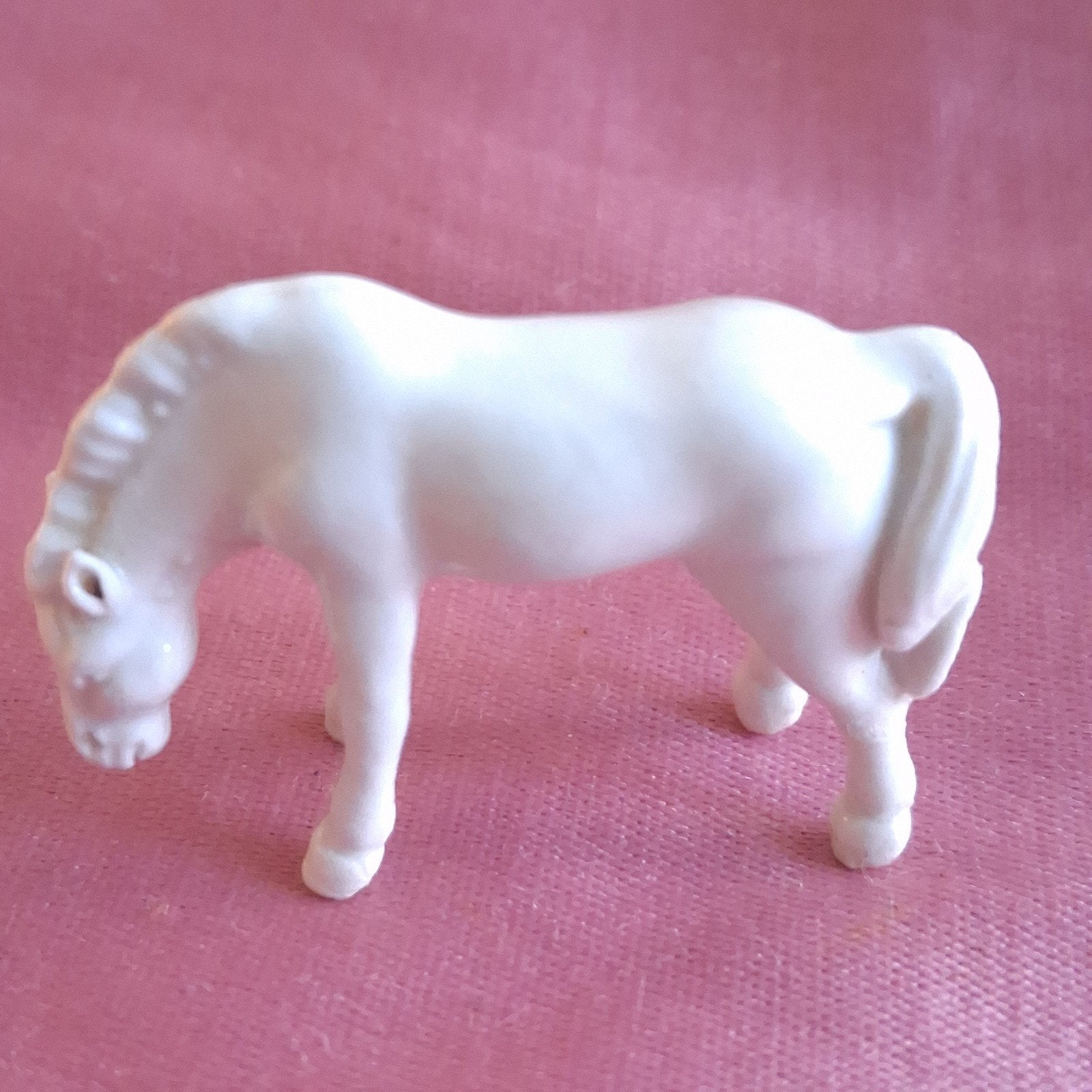 Vier Miniatuur Paardjes Wit Chinees Porselein Blanc de Chine, Verzenden, Wit, Overige materialen
