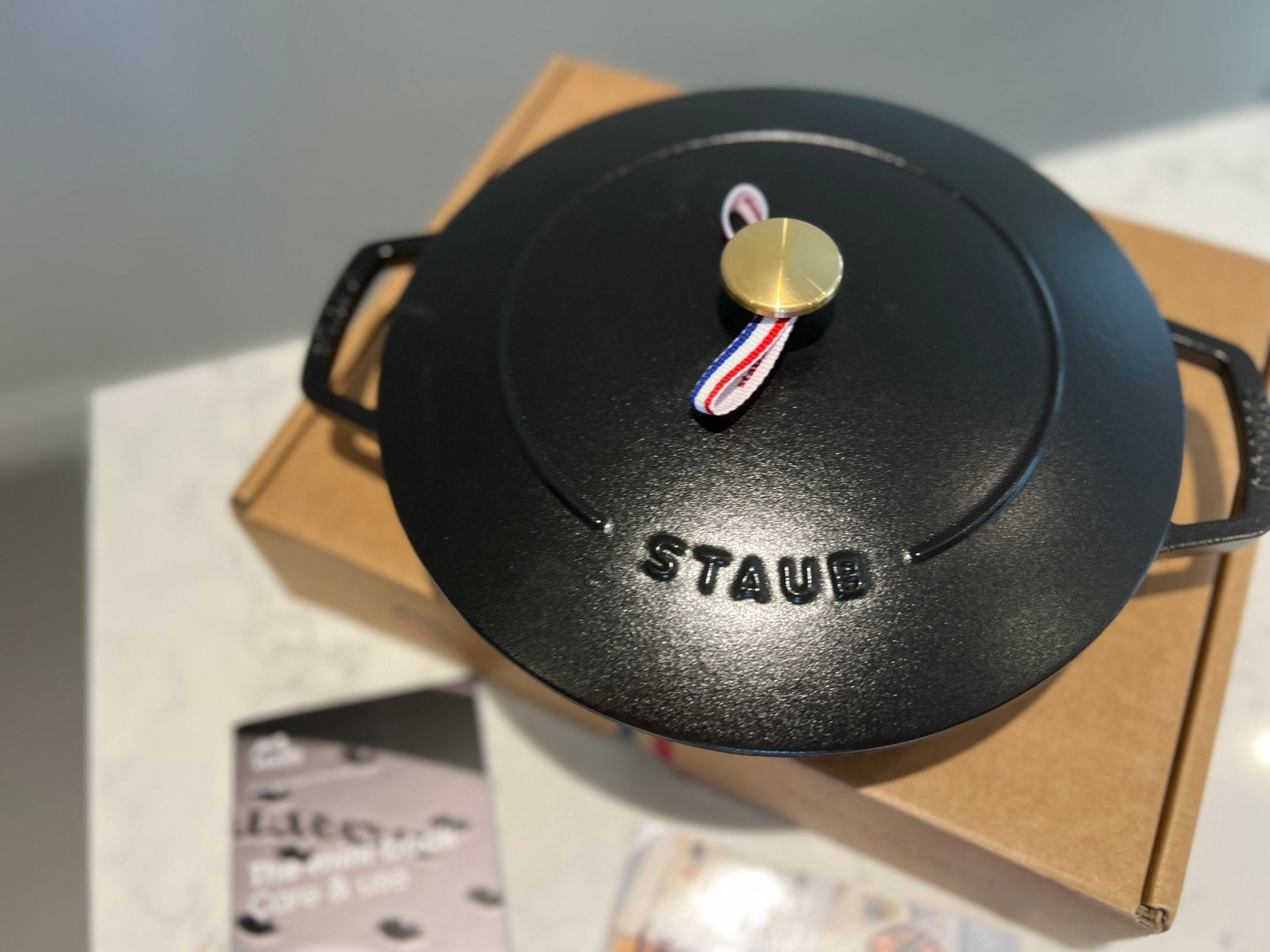 Staub Sauteerpan /Braadpan 26 cm Chistera Mat Zwart Nieuw, Nieuw, Ophalen of Verzenden, Staub, Met handvatten