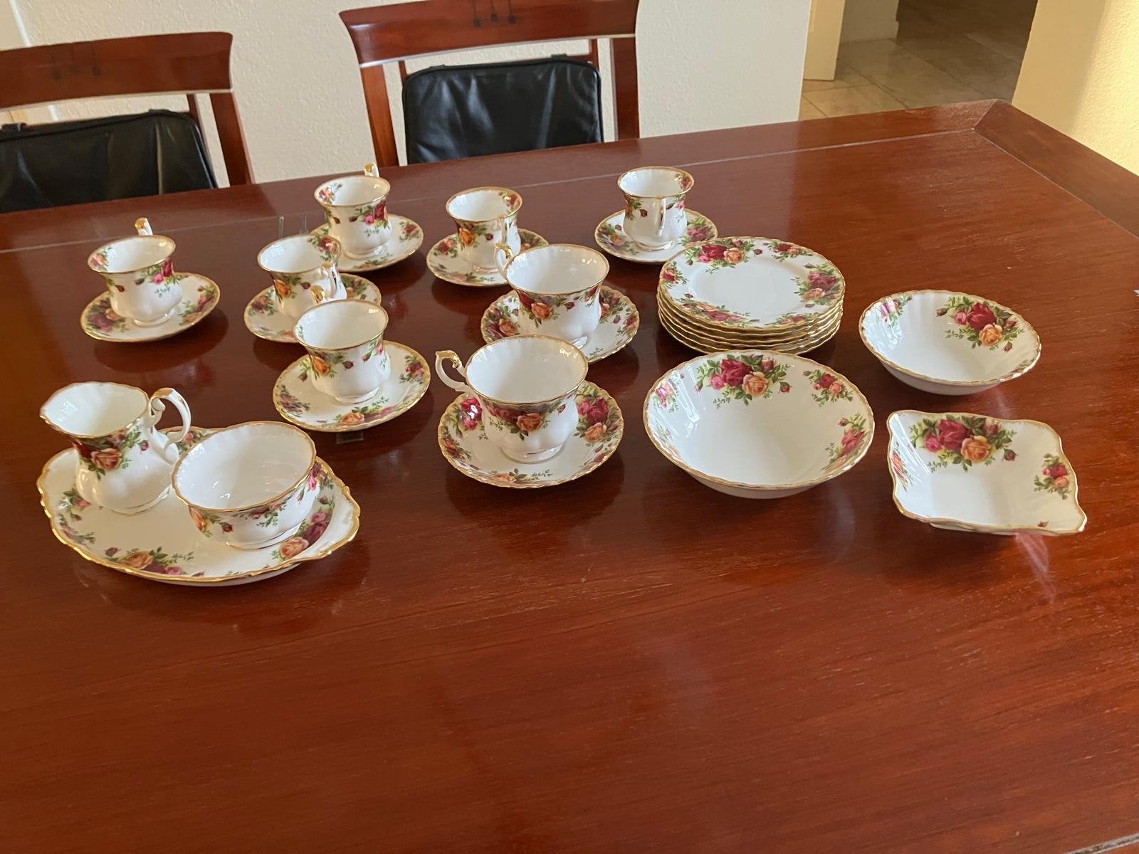 Royal Albert Old Beverly Roses Bone China Servies, Ophalen, Klassiek, Zo goed als nieuw, Royal Albert