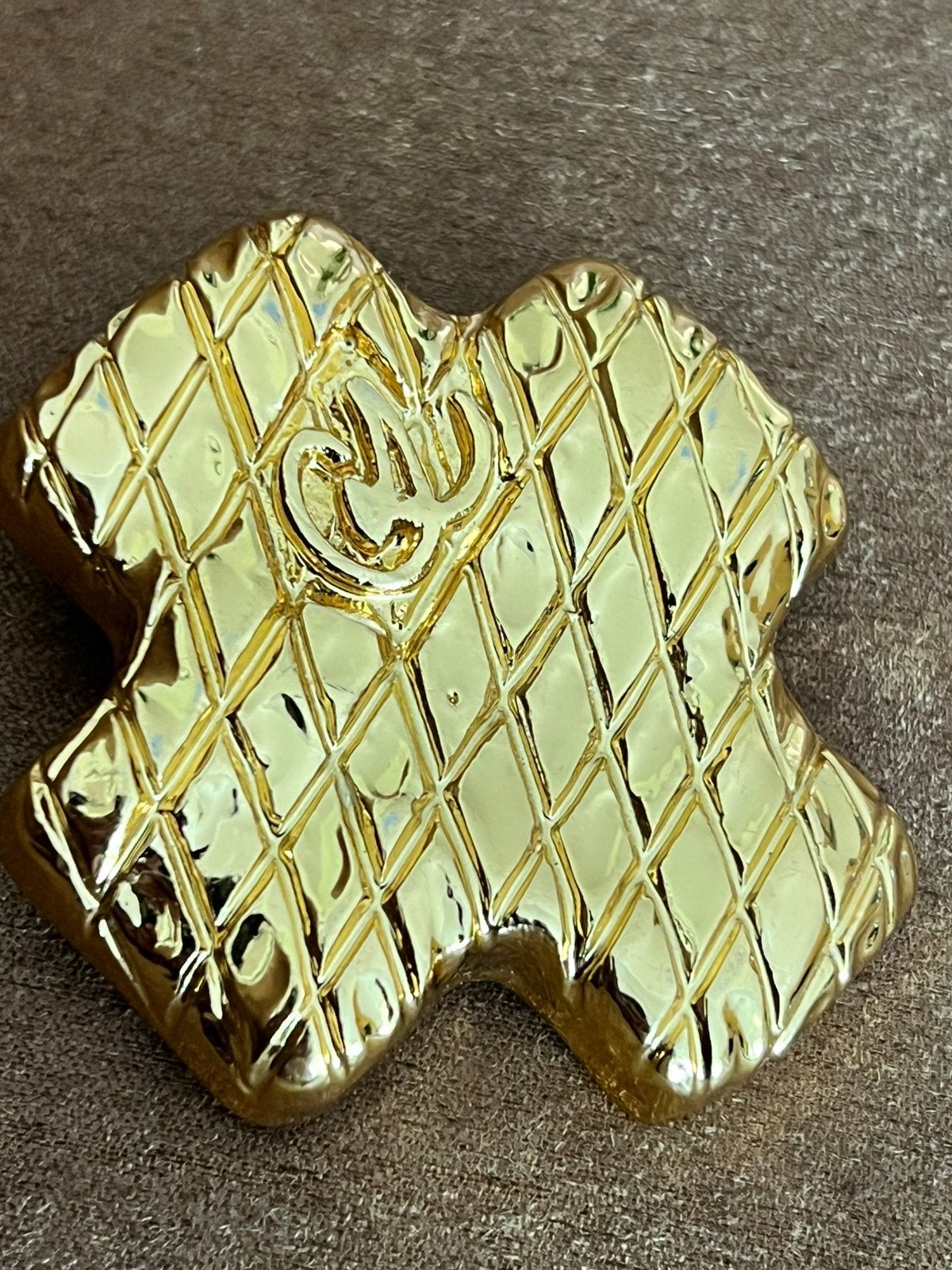Christian Lacroix Kruis Broche Goudkleurig, Ophalen, Overige materialen, 4 tot 7 cm, Zo goed als nieuw