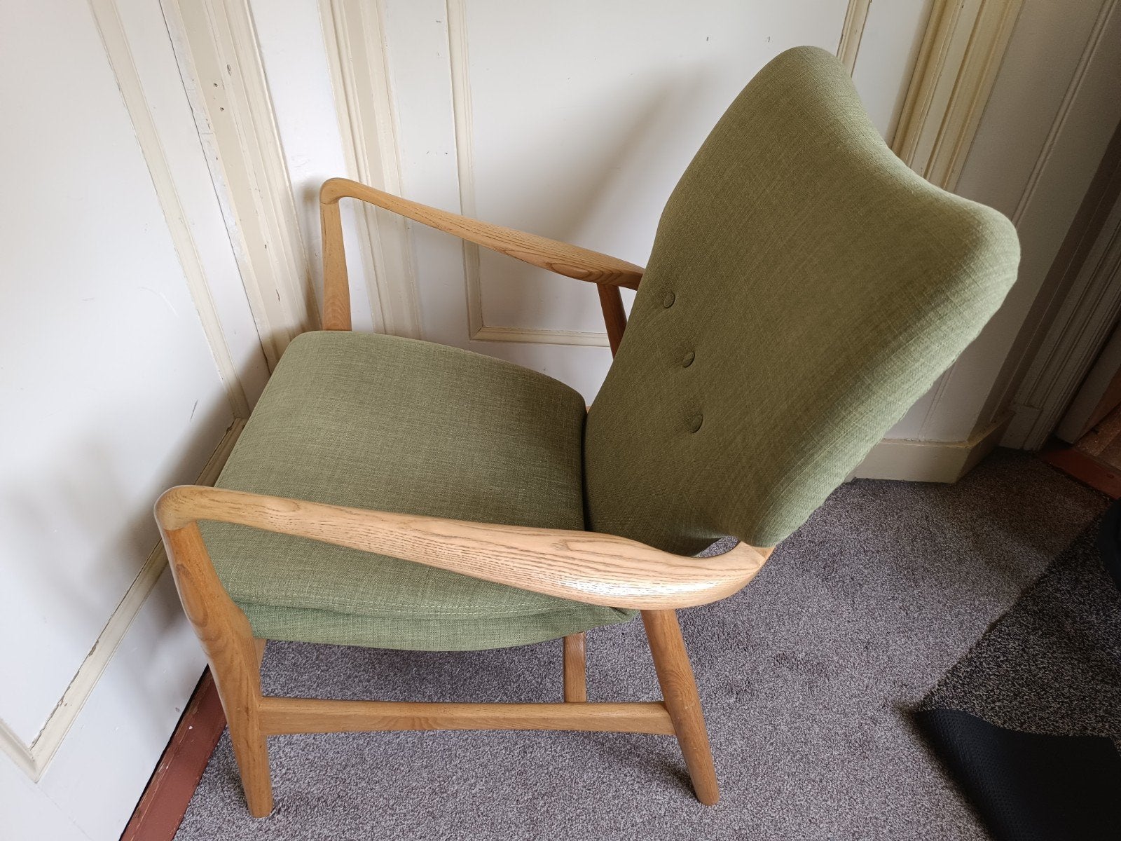 Stijlvolle fauteuil met houten frame en groene bekleding, Ophalen, Gebruikt, Modern, Scandinavisch, Stof
