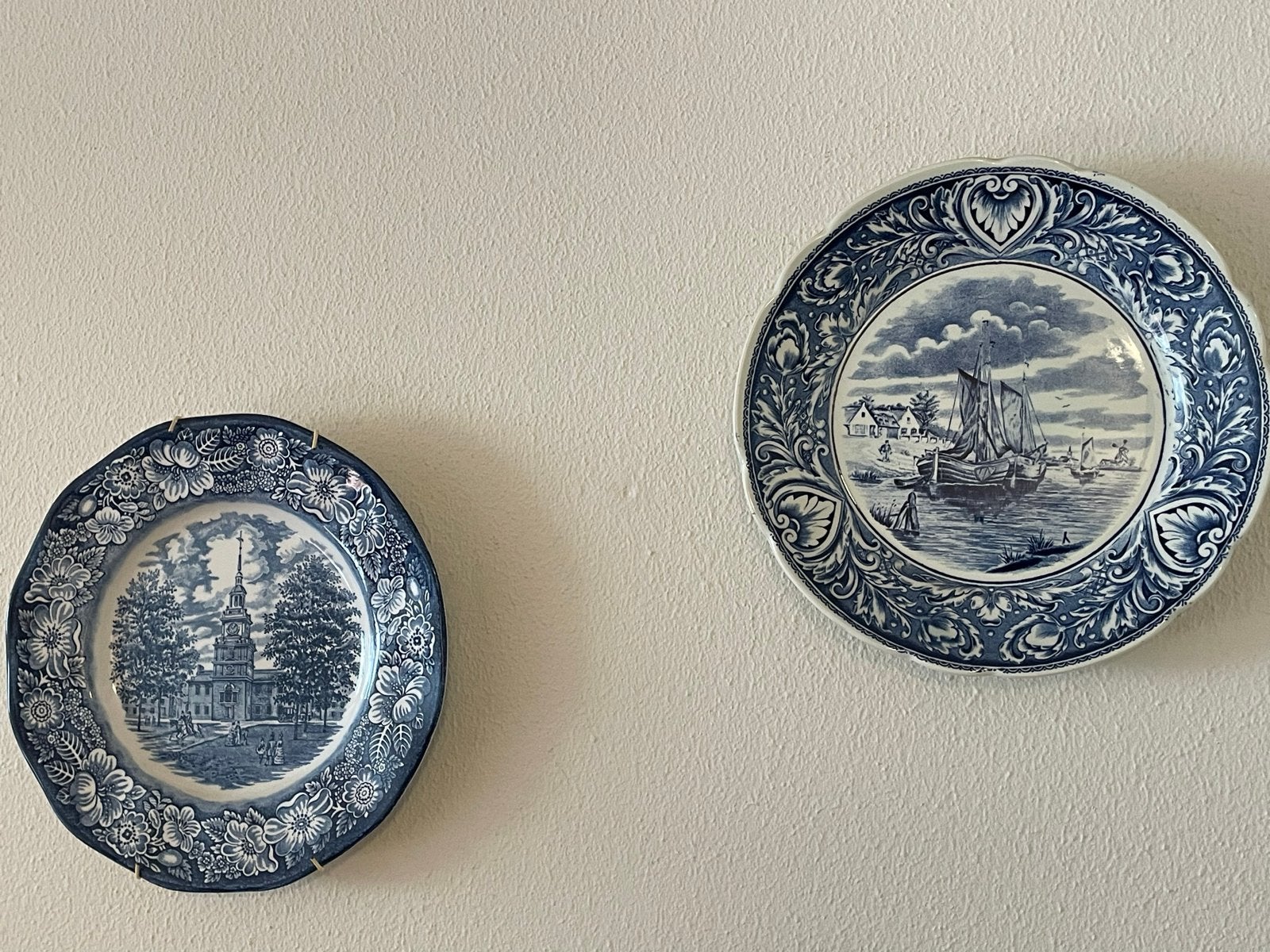Twee decoratieve Delfts Blauwe borden - Liberty Blue & Boch, Antiek en Kunst, Ophalen of Verzenden