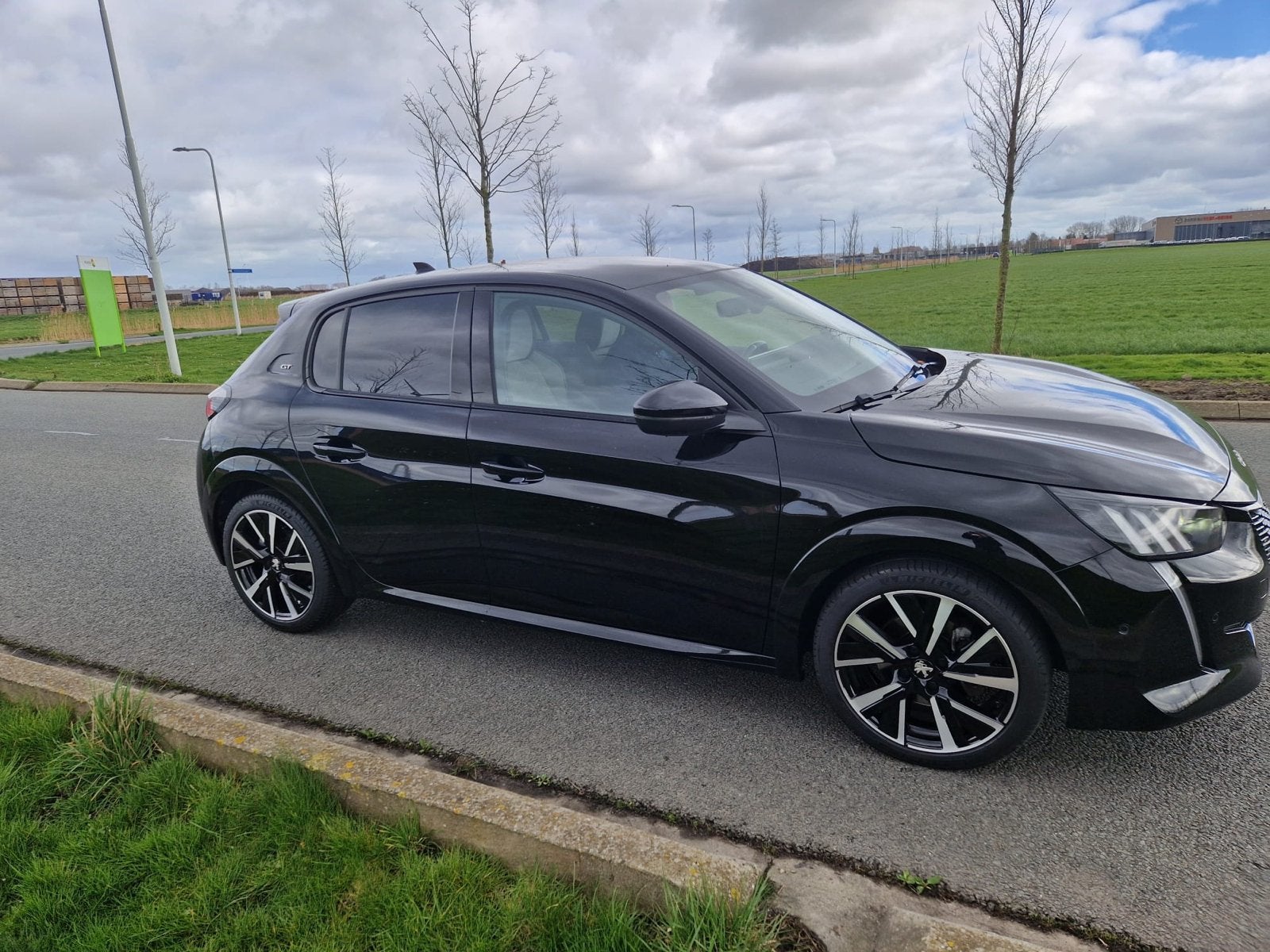 Peugeot 208 GT 1.2 Puretech 100pk 2021 Zwart, Auto's, Voorwielaandrijving, Zwart, 100 pk, Origineel Nederlands