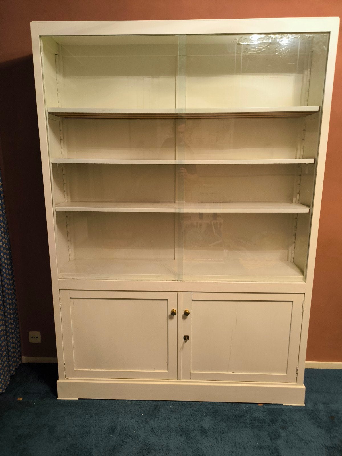 Witte boekenkast met glazen schuifdeuren en opbergruimte, Ophalen, 100 tot 150 cm, 200 cm of meer, Klassiek