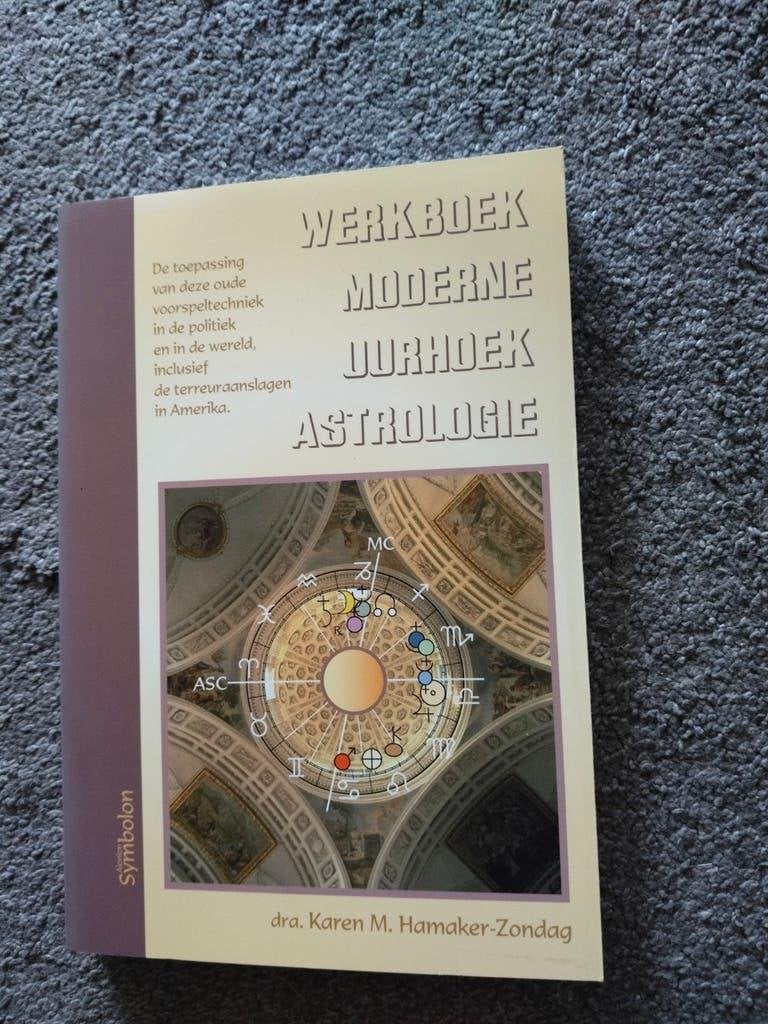 K.M. Hamaker-Zondag - Werkboek moderne uurhoekastrologie, Achtergrond en Informatie, Astrologie, Ophalen of Verzenden, Zo goed als nieuw
