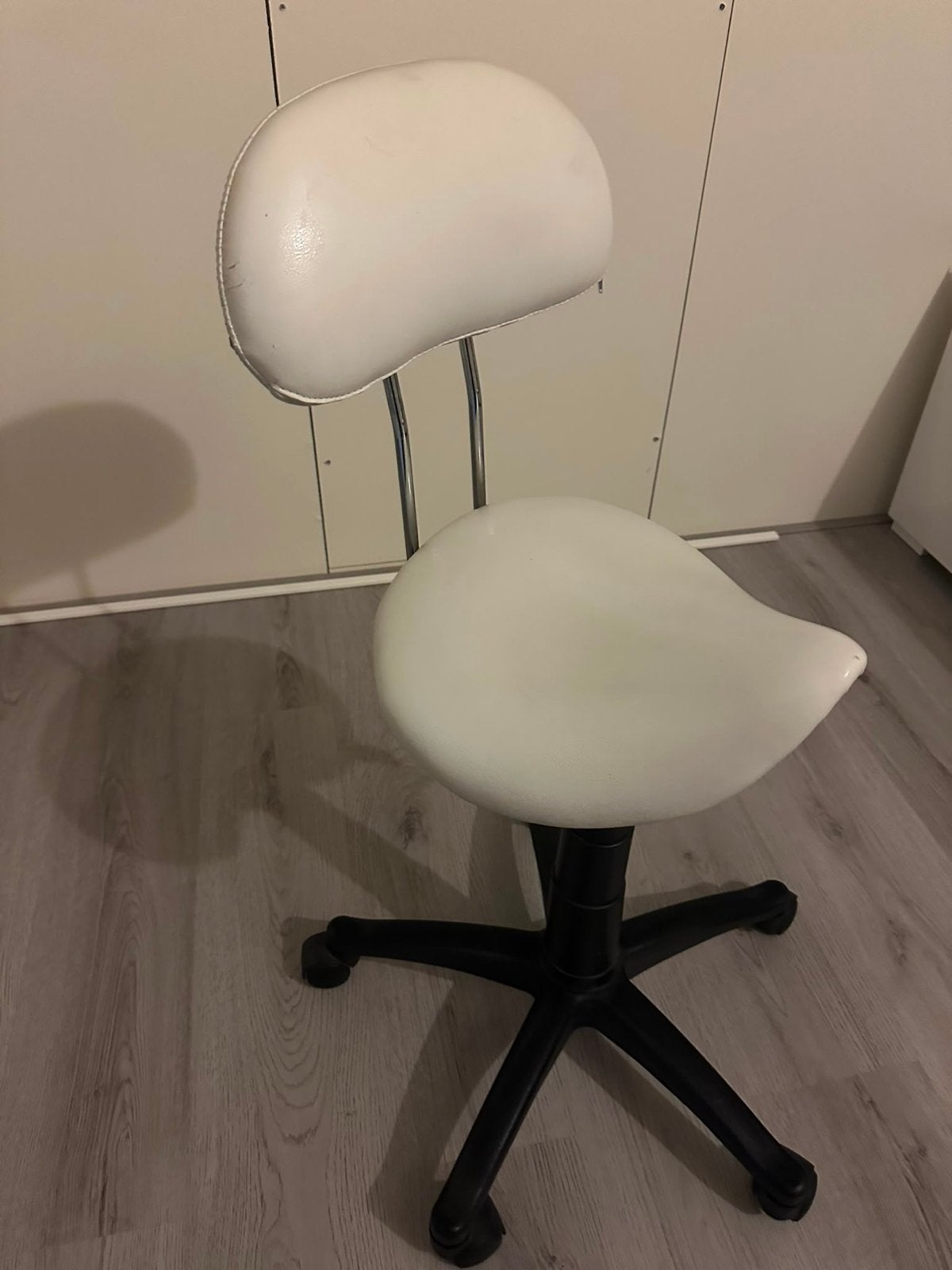Witte ergonomische zadelkruk met rugleuning, Ophalen, Gebruikt, Wit, Bureaustoel