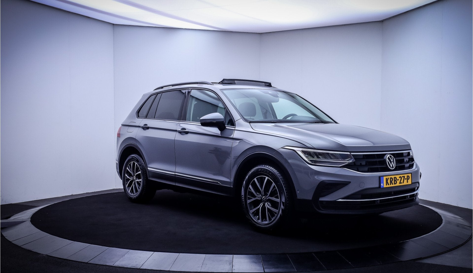Volkswagen Tiguan 1.5 TSI Dsg LIFE Business PANO | FULL LED, Zwart, 4 cilinders, 150 pk, Alcantara