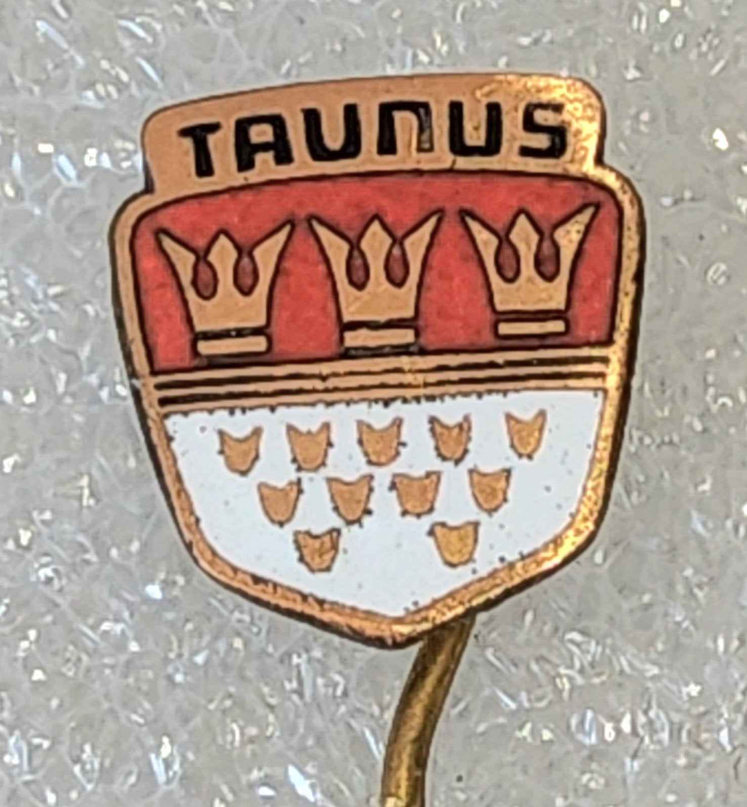 Vintage Emaille Speldje - Taunus Wapen, Ophalen of Verzenden, Gebruikt, Overige onderwerpen, Speldje of Pin