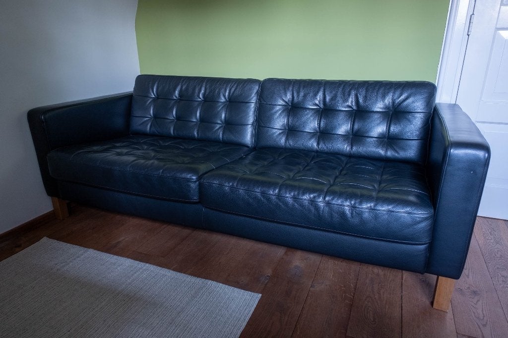 Ikea Karlstad vintage zwarte lederen bank (2007), Huis en Inrichting, Banken | Bankstellen, Ophalen, Gebruikt, 150 tot 200 cm