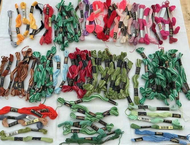 Grote hoeveelheid DMC Borduurgaren - Diverse Kleuren, Ophalen of Verzenden, Zo goed als nieuw, Handborduren, Borduurgaren of Zijde