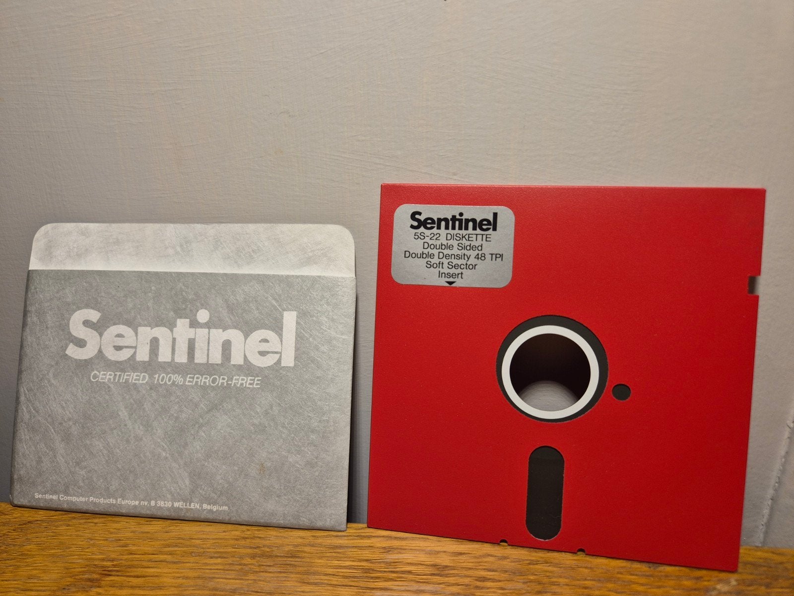 Rode 5,25 inch floppy disk, Sentinal/ double sided 48 TPI, Computers en Software, Ophalen of Verzenden
