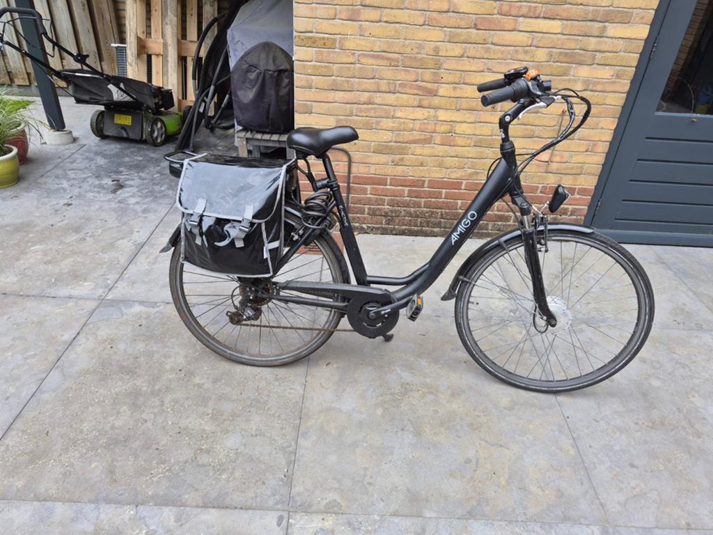 Amigo elektrische  dames fiets met fietstassen, Fietsen en Brommers, Elektrische fietsen, Gebruikt, 51 tot 55 cm, 30 tot 50 km per accu