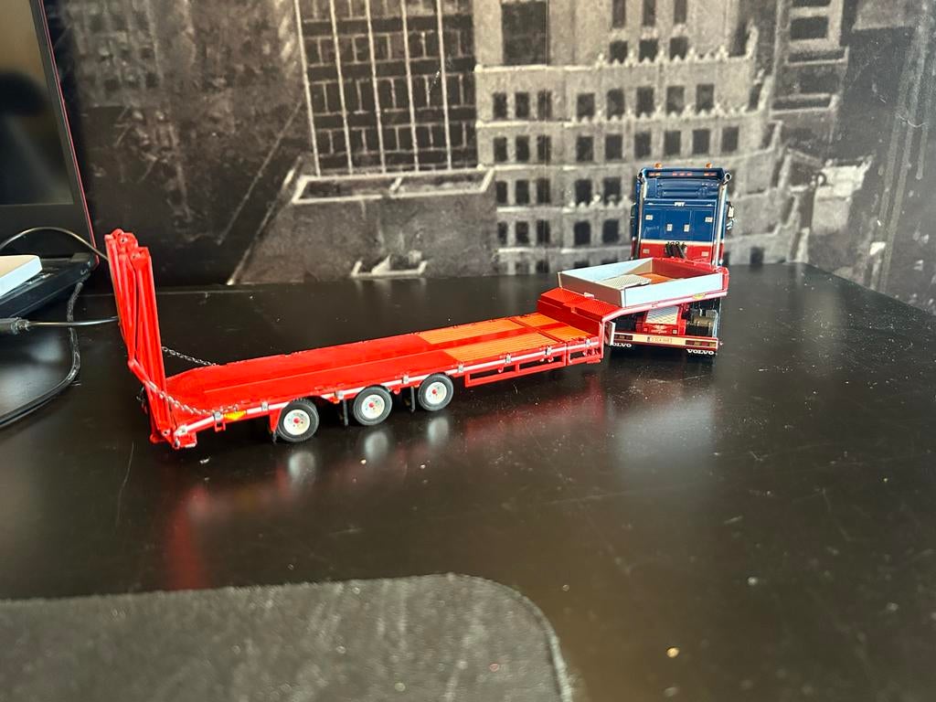 WSI Models Volvo FH04 Peter Wouters dieplader, Ophalen of Verzenden, Zo goed als nieuw, Overige merken