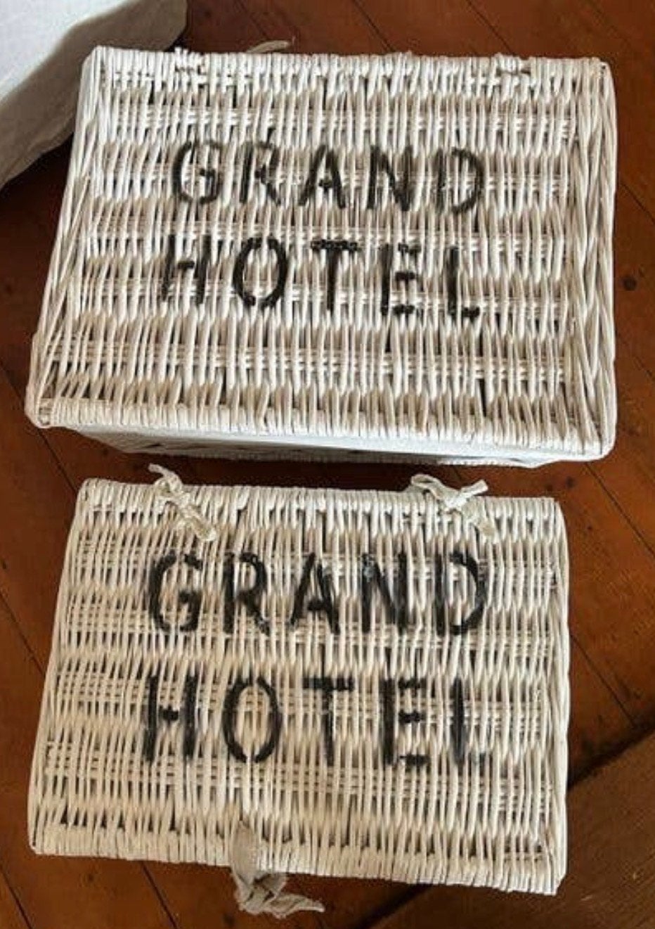 Set van 2 rotan Grand Hotel met gouden label Riviera Maison, Ophalen of Verzenden, Gebruikt, Overige materialen