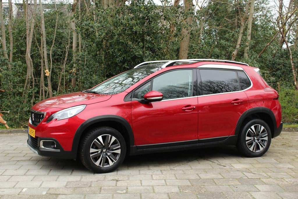 Peugeot 2008 1.2 PureTech Allure trekhaak clima cruise half, Voorwielaandrijving, Euro 6, Met garantie (alle), Leder en Stof