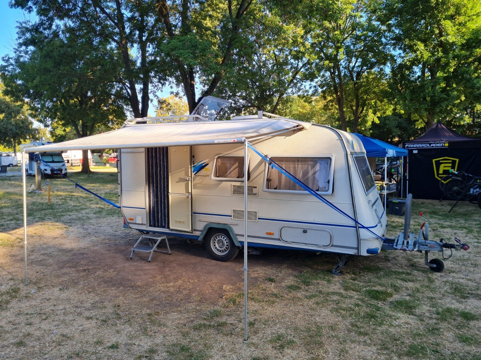 Knaus Südwind 400 TS "As Good As Gold", geheel compleet, Omvormbare zithoek, Luifel, Treinzit, Particulier