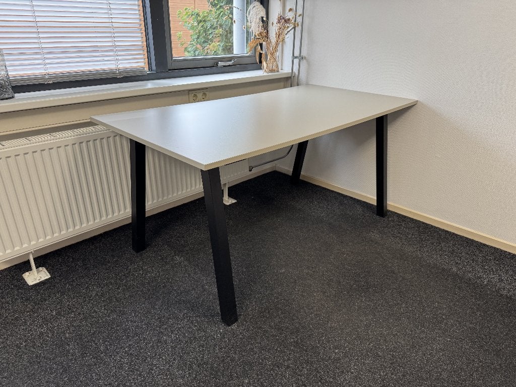 Modern bureau met zwart onderstel en lichtgrijs blad, Ophalen, Overige typen, 160 cm, Gebruikt