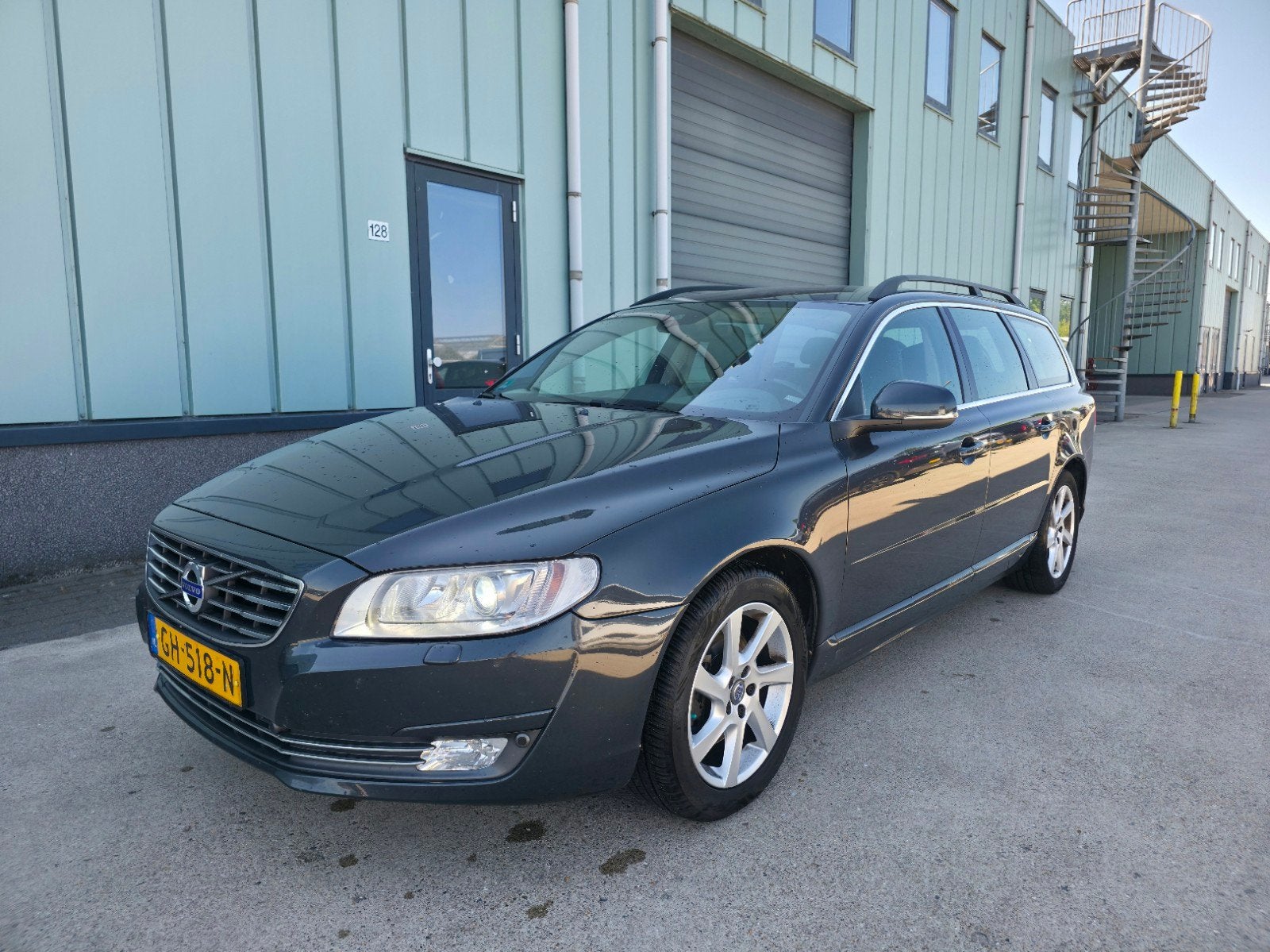 Volvo V70 T4 / Dealer onderhouden / Trekhaak / Leder, 1596 cc, 1503 kg, Zwart, 4 cilinders