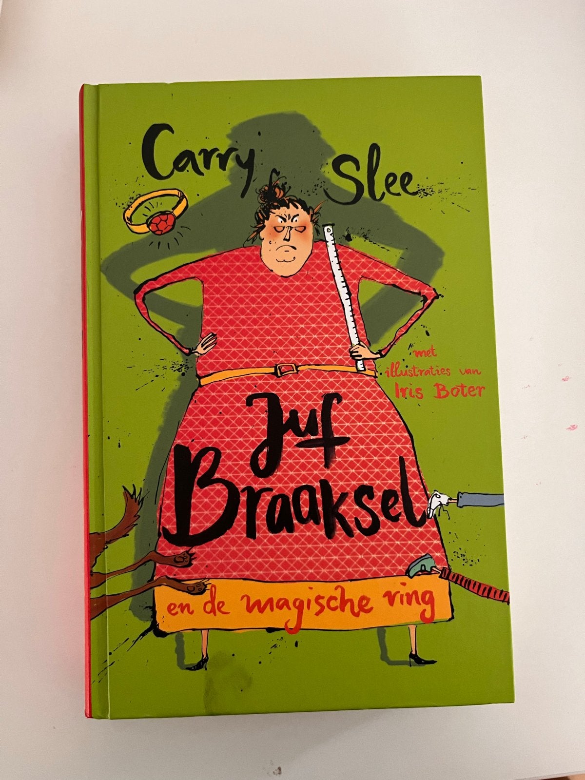 Carry Slee - Juf Braaksel en de magische ring, Boeken, Ophalen of Verzenden, Zo goed als nieuw, Fictie algemeen