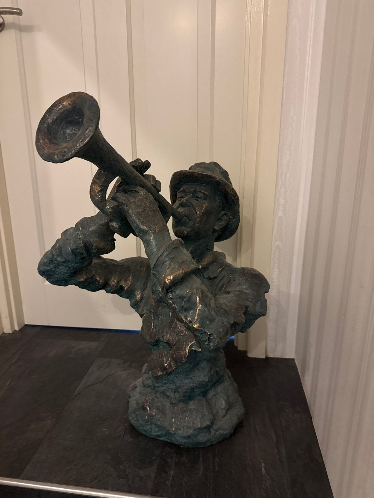 Bronzen beeld van trompettist - Jazzmuzikant, Antiek en Kunst, Kunst | Beelden en Houtsnijwerken, Ophalen, Kunststof, Gepatineerd