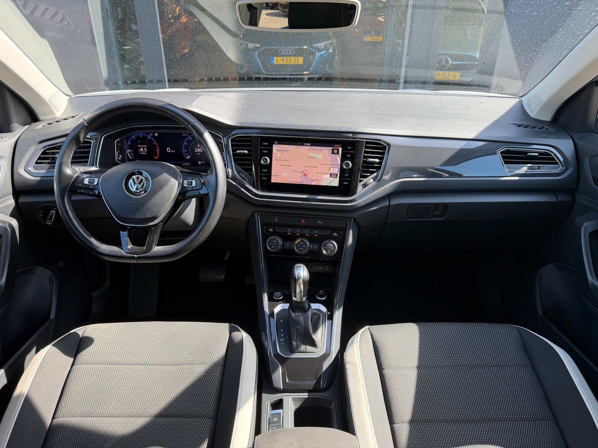 Volkswagen T-Roc 1.5 TSI Sport Business R | Trekhaak | Apple, Euro 6, 4 cilinders, Wit, Origineel Nederlands
