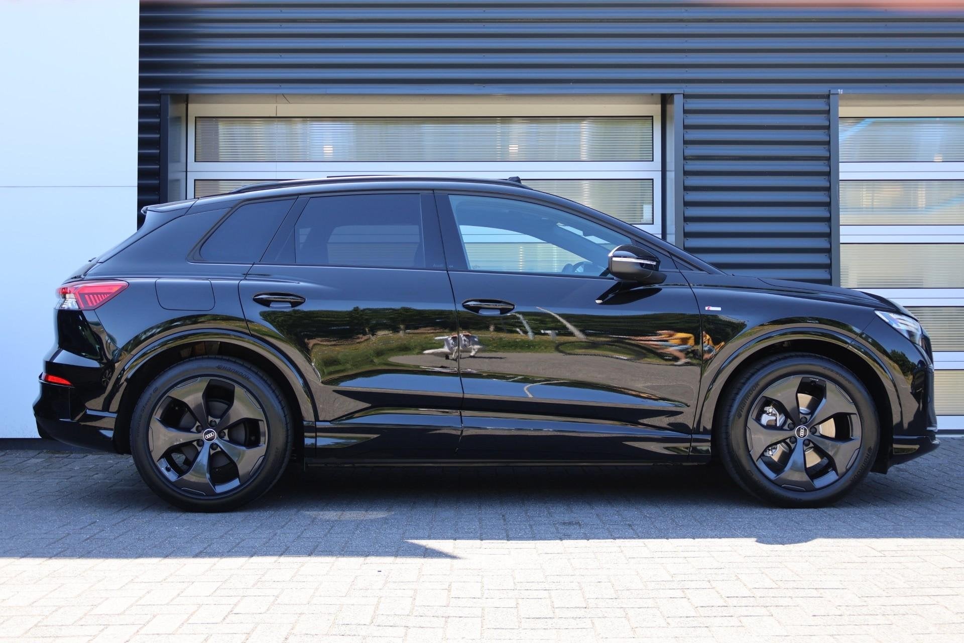 Audi Q4 e-tron 286pk S Edition 82 kWh | 20" Velgen | Panoram, Auto's, 12 maanden, Zwart, 82 kWh, Automatische klimaatregeling