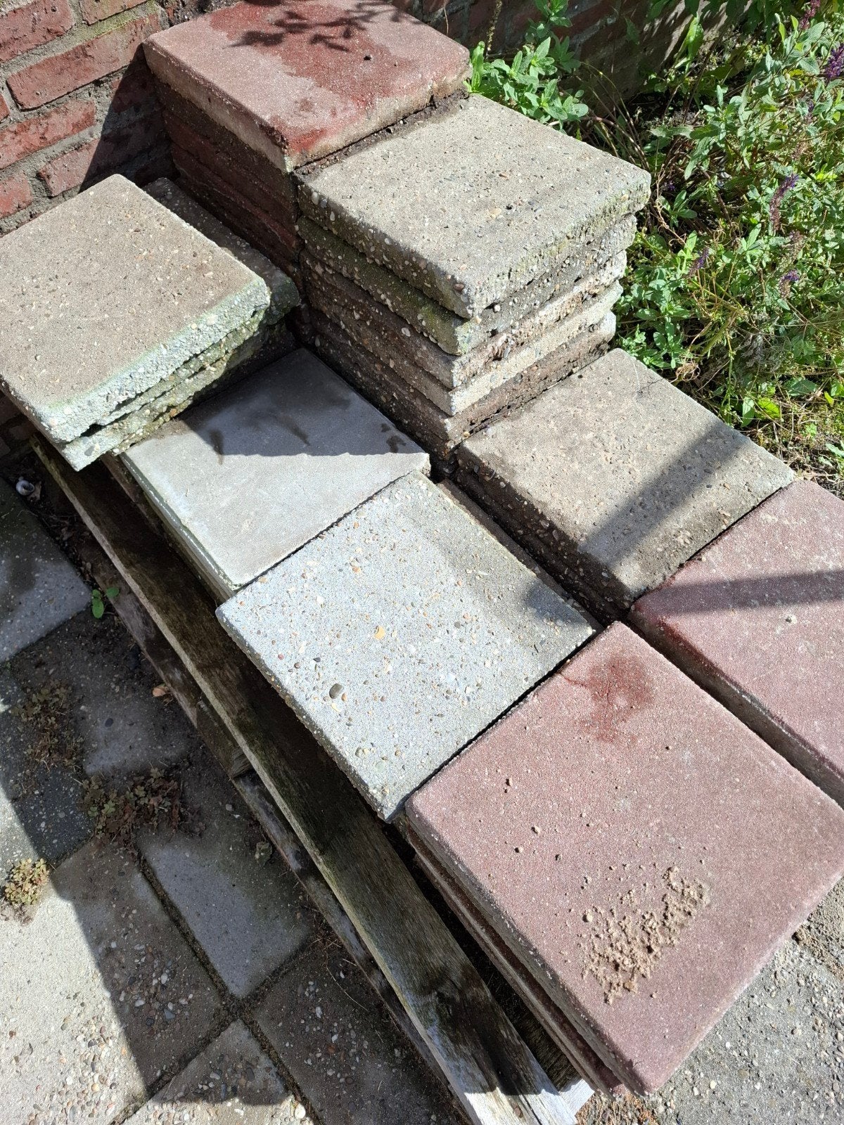 Stoeptegels rood en grijs GRATIS!, Ophalen, Gebruikt, Beton, Terrastegels