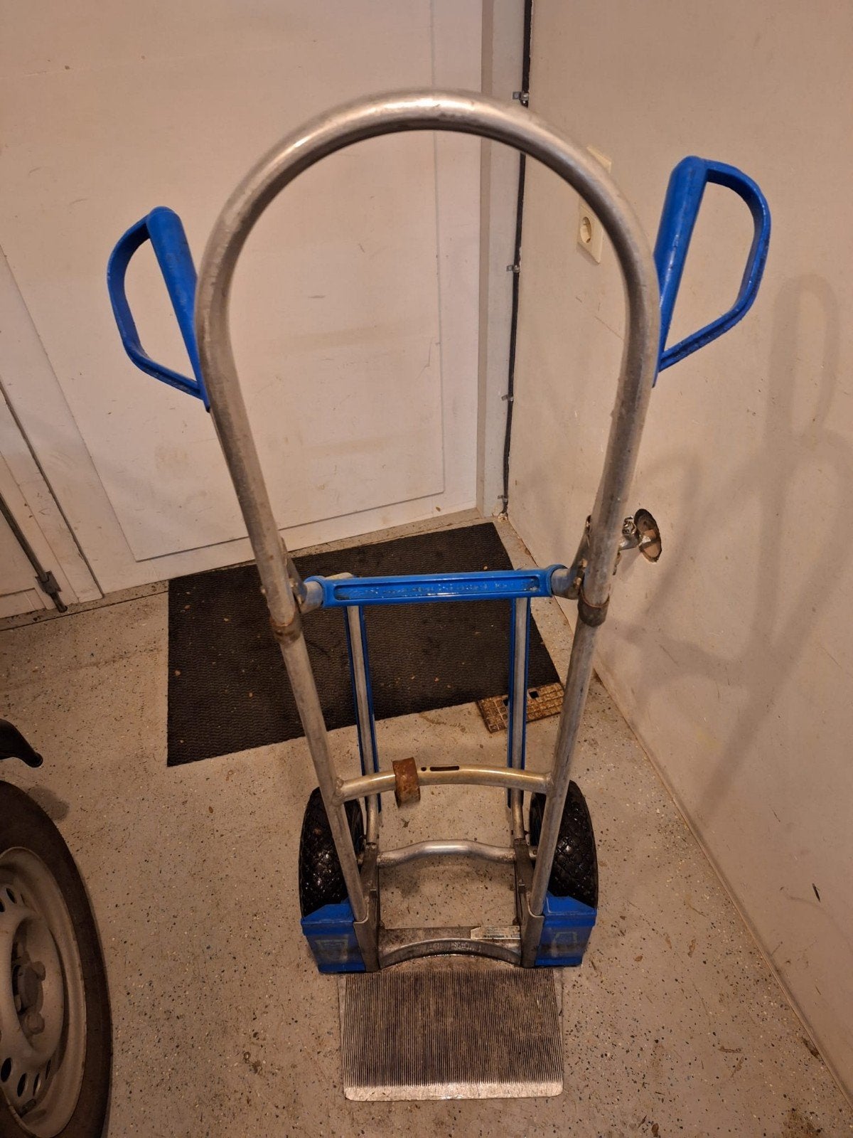 Stevige steekwagen met blauwe handvatten, Doe-het-zelf en Verbouw, Ophalen, Gebruikt, Steekwagen