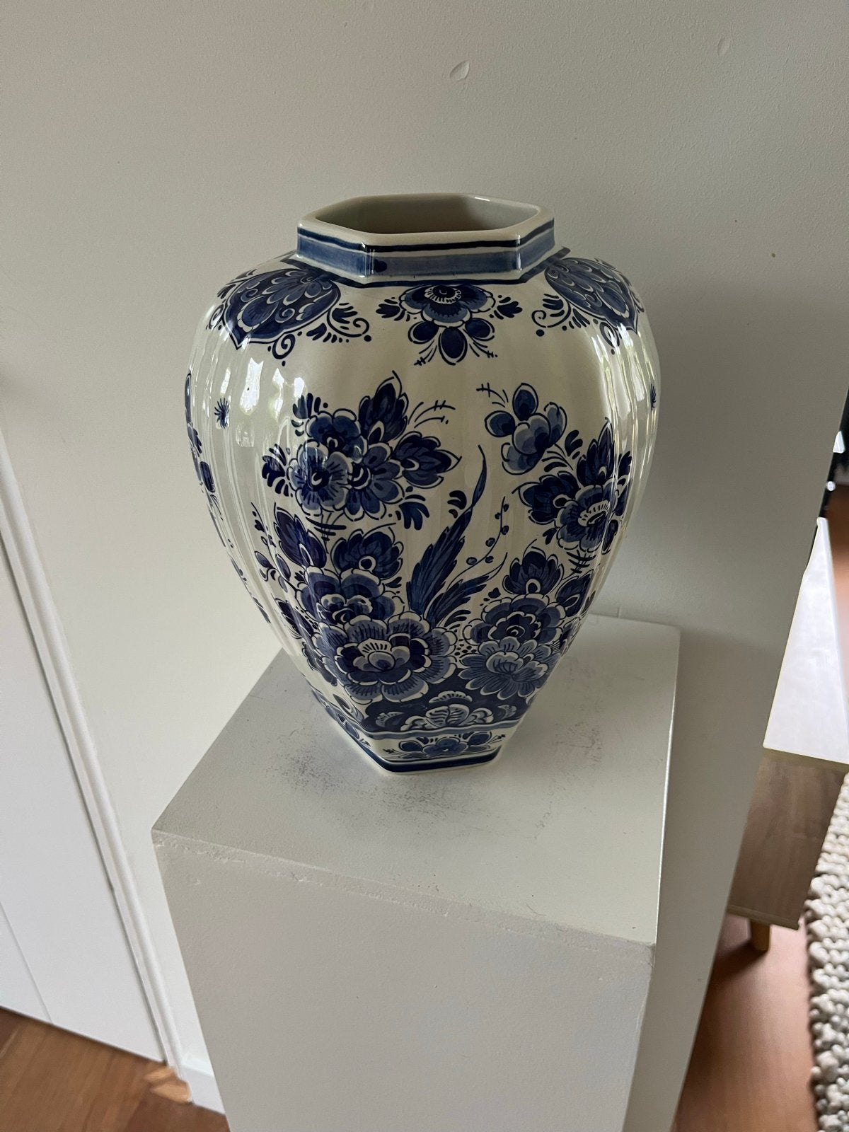 Prachtige Delfts blauwe vaas met bloemmotief, Ophalen of Verzenden