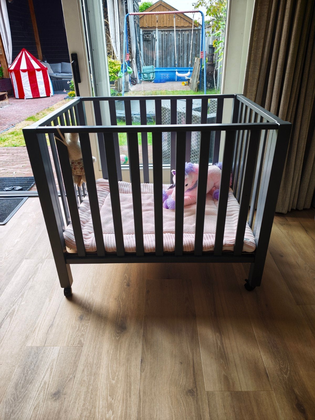 Baby box antraciet op wieltjes, Kinderen en Baby's, Boxen, Ophalen, Zo goed als nieuw, Rechthoekig, Wieltjes