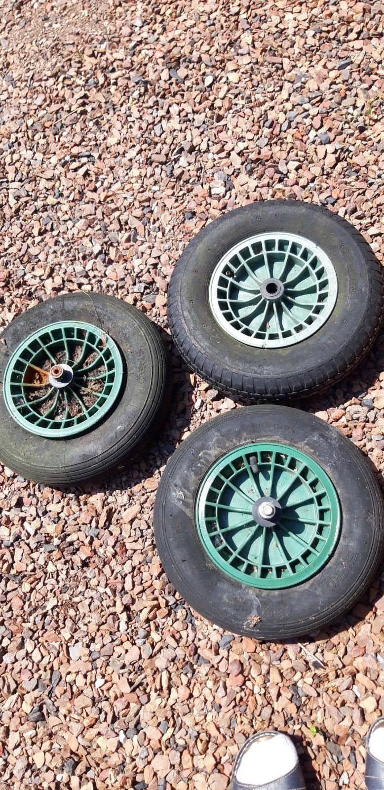 GRATIS,3 kruiwagenwielen, Tuin en Terras, Kruiwagens, Ophalen of Verzenden, Gebruikt