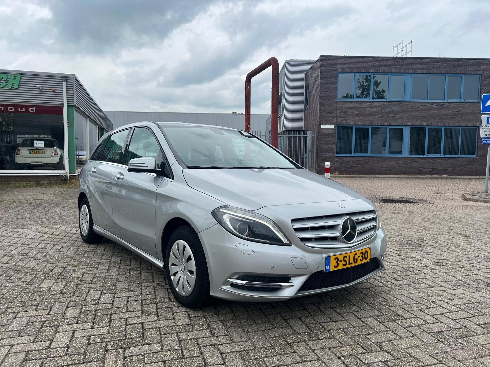 Mercedes-Benz B-klasse 180 Ambition|LEDER BEKLEDING|CRUISE|X, Auto's, Voorwielaandrijving, Dealer onderhouden, Gebruikt, 4 cilinders