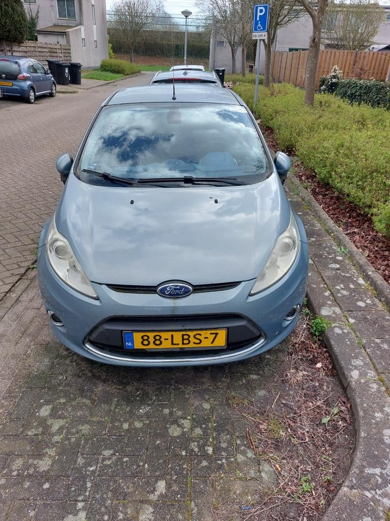 Ford Fiesta 2010 titanium, Auto's, Ford, Particulier, Benzine, B, Hatchback, Handgeschakeld, Origineel Nederlands, Zilver of Grijs