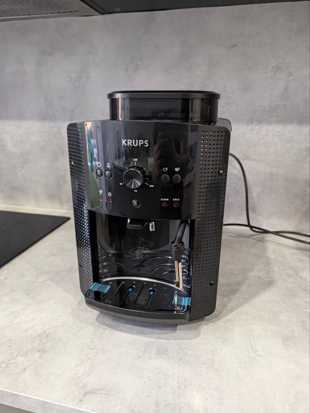Krups Essential Espresso EA8100 Automatic Series, Afneembaar waterreservoir, Gebruikt, Espresso apparaat, 4 tot 10 kopjes