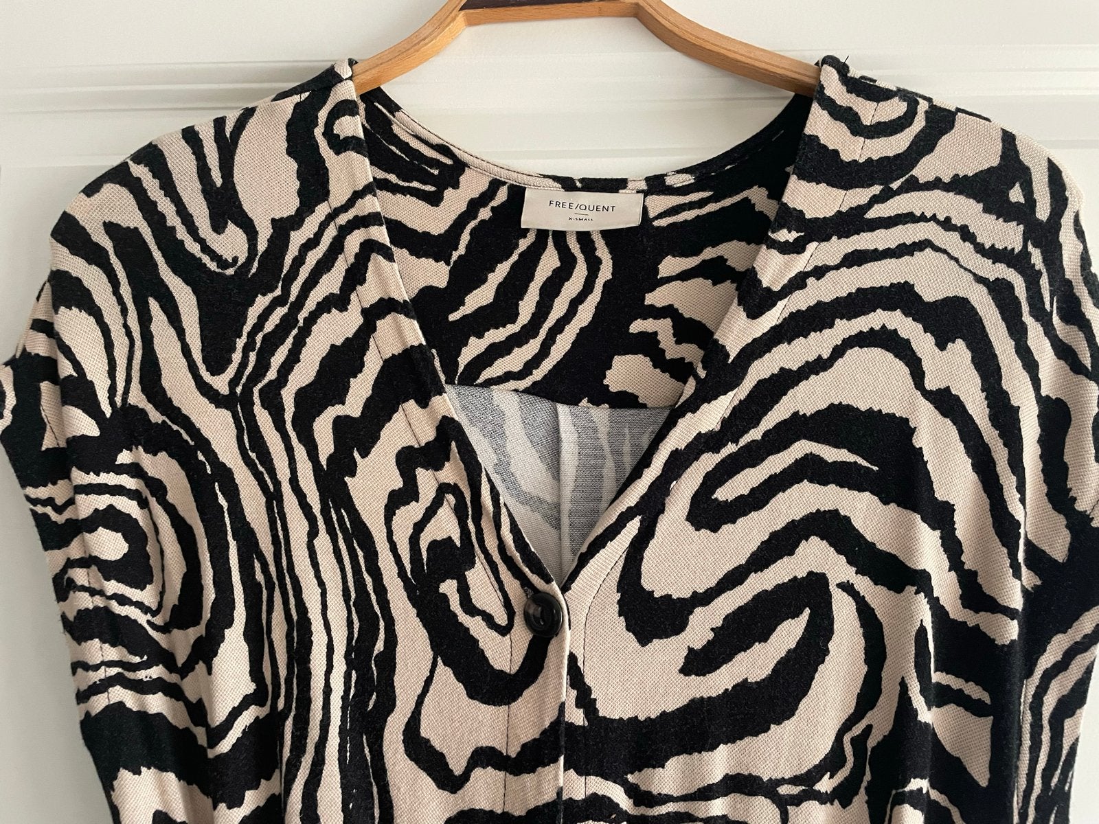 Frequent jurk met zebraprint, Ophalen of Verzenden, Zo goed als nieuw, Maat 38/40 (M), Zwart