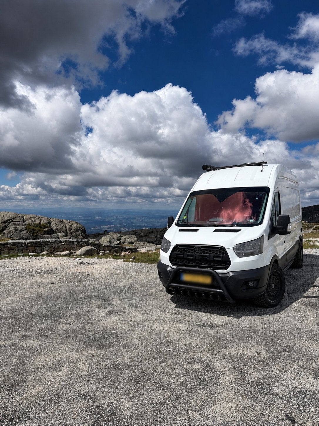 Ford Transit 2019 – Luxe off-grid camper / hotel op wielen, Caravans en Kamperen, Buscamper of Camperbus, Tot en met 2, Particulier