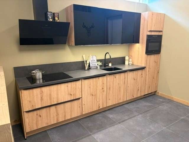 SHOWROOM KEUKEN NU VOOR €5.450,-, Niet ingevuld, Enkelwandige keuken, Zo goed als nieuw, Kunststof