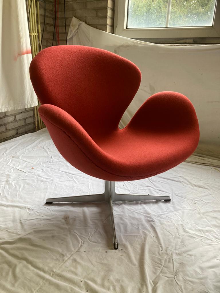 Vintage Arne Jacobsen Rode Swan Chair Fritz Hansen, Ophalen, Info@fritzhansen.com, Minder dan 75 cm, Fritz Hansen