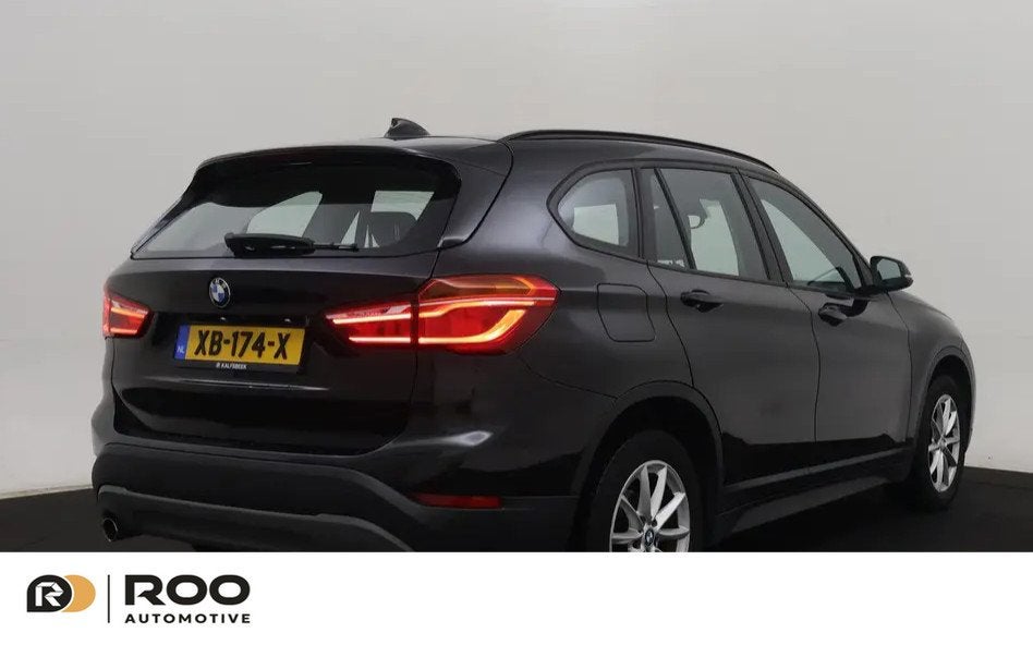BMW X1 SDrive18i High Executive PANORAMADAK NL AUTO, CRUISE,, Auto's, Gebruikt, Euro 6, Parkeerassistent, Zwart