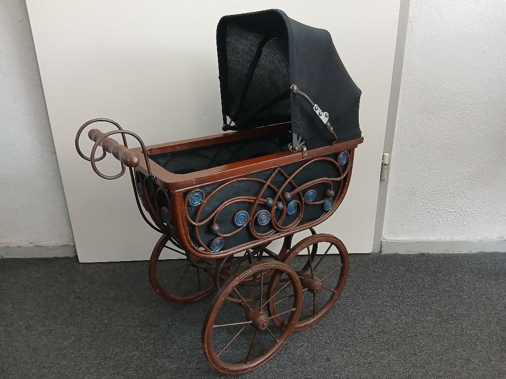 Replica Antieke poppenwagen Victoriaanse stijl (70/80 jaren), Antiek en Kunst, Antiek | Speelgoed, Ophalen