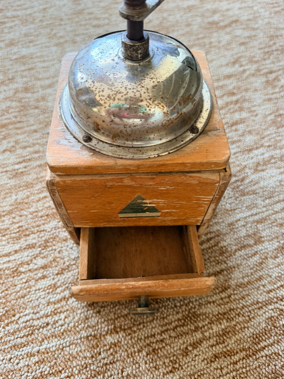 Antieke koffie molen, Ophalen