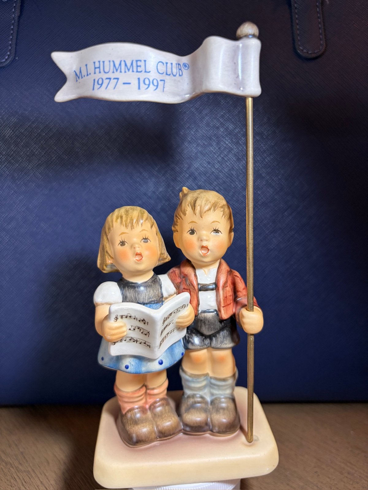 Hummel beeldje, M 629, Zum 20 Geburtstag/Celebrate with Song, Verzamelen, Ophalen of Verzenden, Zo goed als nieuw, Hummel