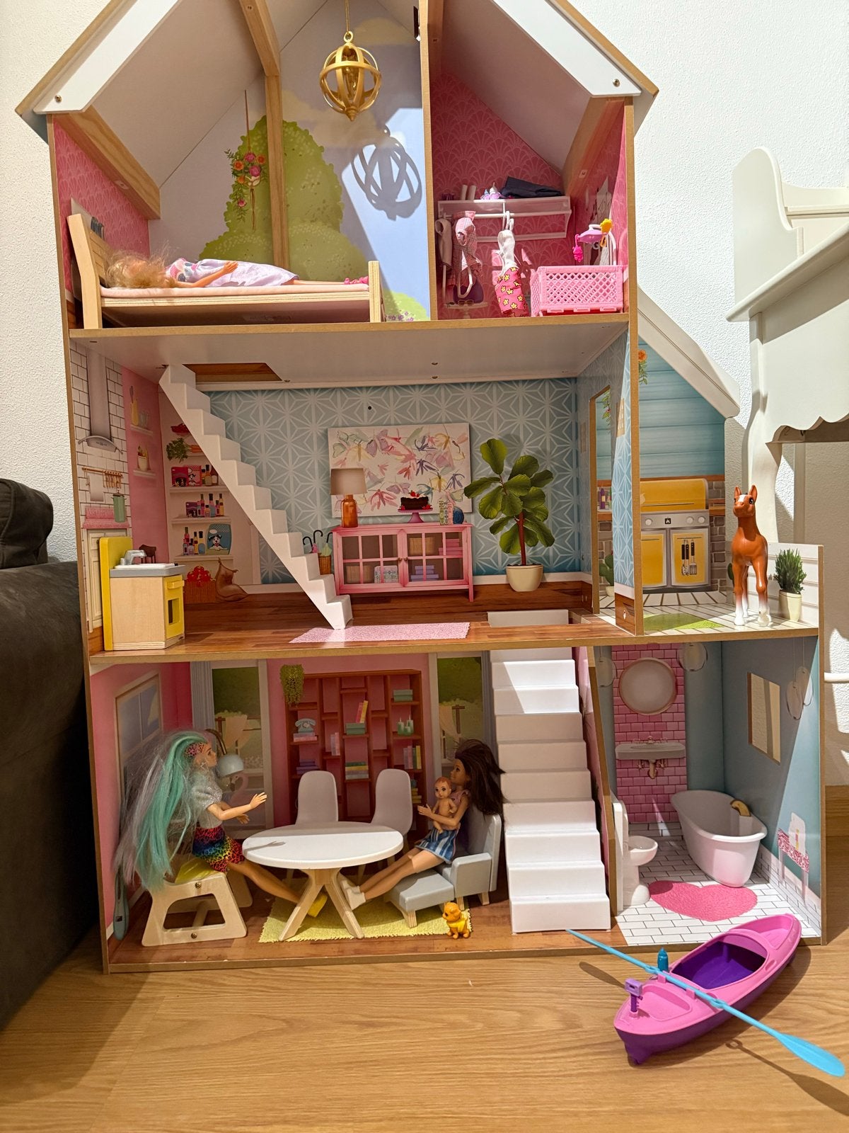 Groot en compleet poppenhuis met meubels en poppen, Ophalen, Zo goed als nieuw, Poppenhuis