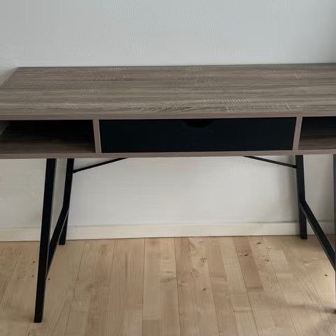 € 15,00 - Bureau Jysk Abbetved 120 x 48 x 76 cm, Huis en Inrichting, Bureaus, Ophalen, Overige typen, Gebruikt, 120 cm
