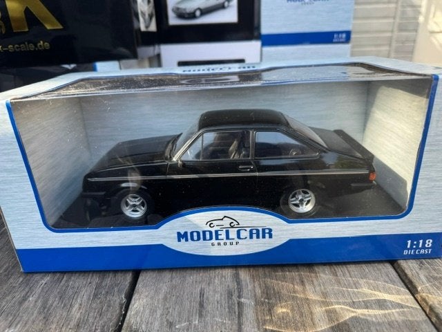 1:18 Ford Escort RS 2000 Zwart MCG M/B 1977, Hobby en Vrije tijd, Modelauto's | 1:18, Ophalen of Verzenden, Zo goed als nieuw